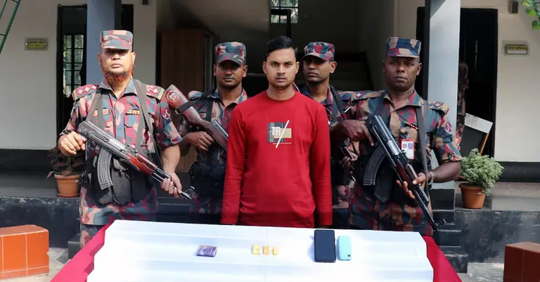 স্বর্ণের বারসহ আটক পাচারকারী